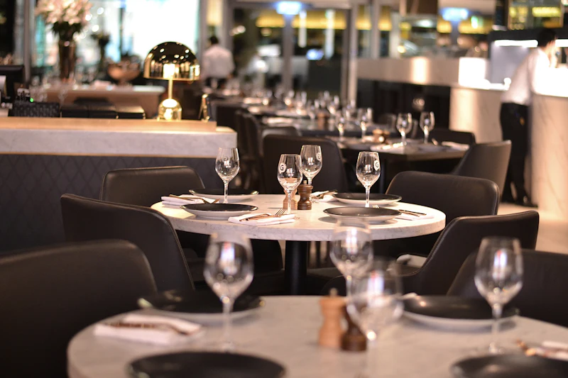 Eingedeckte Tische in einem gepflegten Restaurant