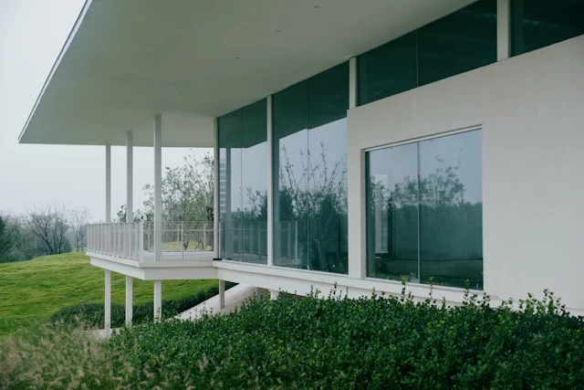 Modernes Gebäude mit gepflegter Rasenfläche