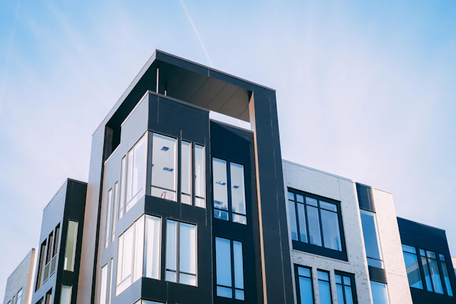 Moderne Wohnanlage mit dunkler Fassade